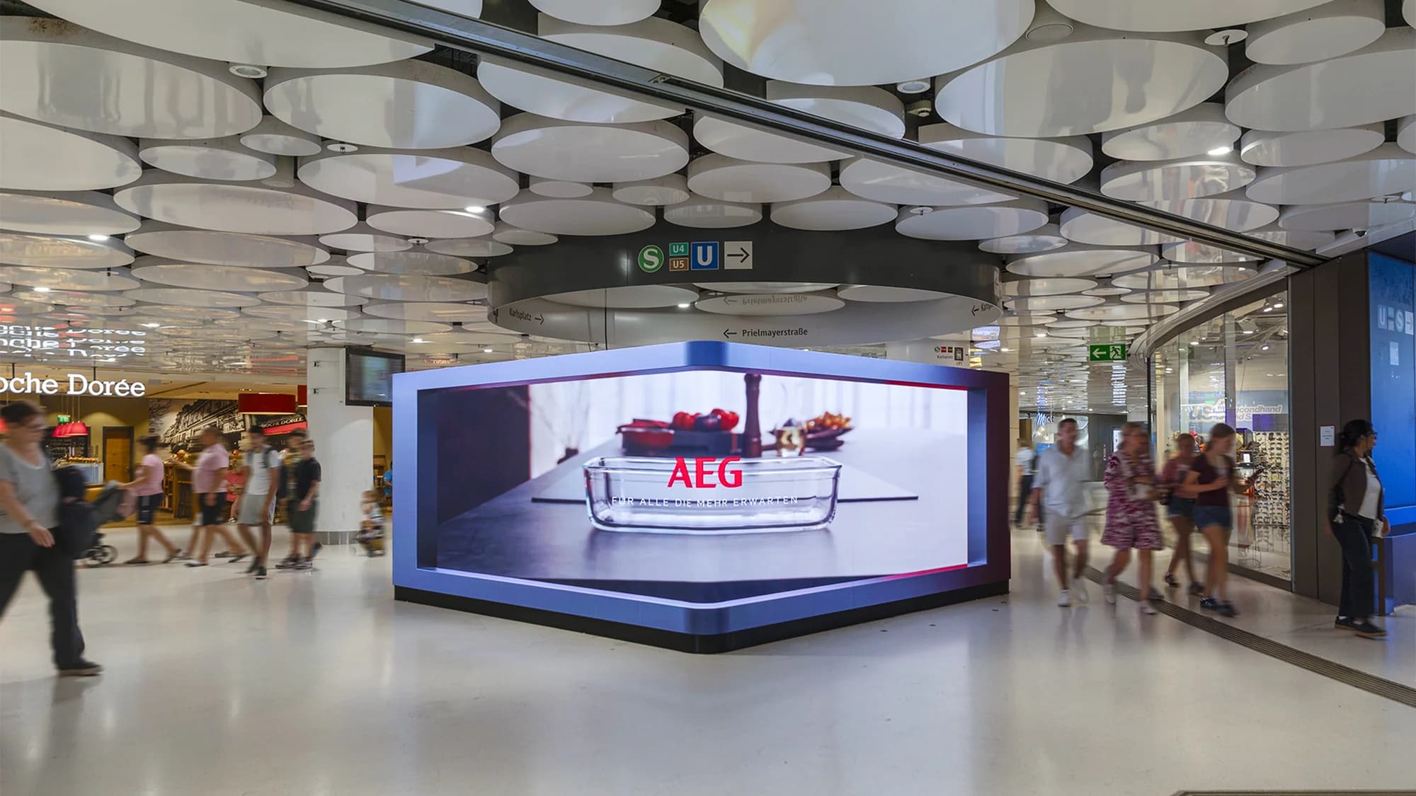 Digital out-of-home advertising in a German airport concourse: Honda Prelude screens read Ein Hybrid, so einzigartig wie Sie.