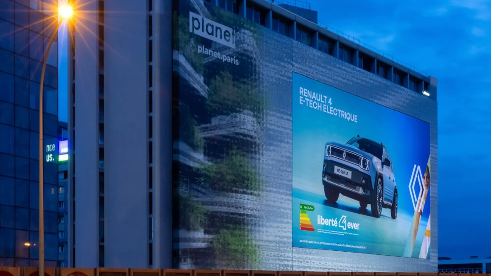 Large format advertising in Paris, in France: a planet.paris building screen advertises the Renault 4 E-Tech électrique, with the line liberté 4 ever.