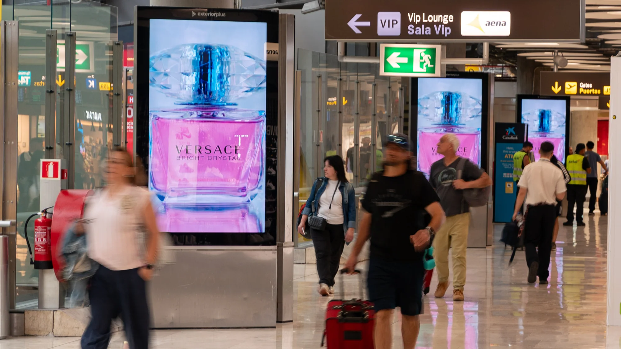 Programmatic digital advertising in an Aena airport in Spain: Versace Bright Crystal appears on the screens.