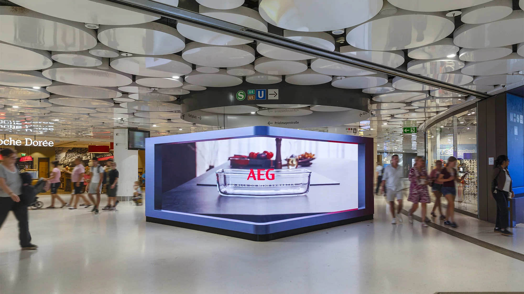 Digital out-of-home advertising in a German airport concourse: Honda Prelude screens read Ein Hybrid, so einzigartig wie Sie.